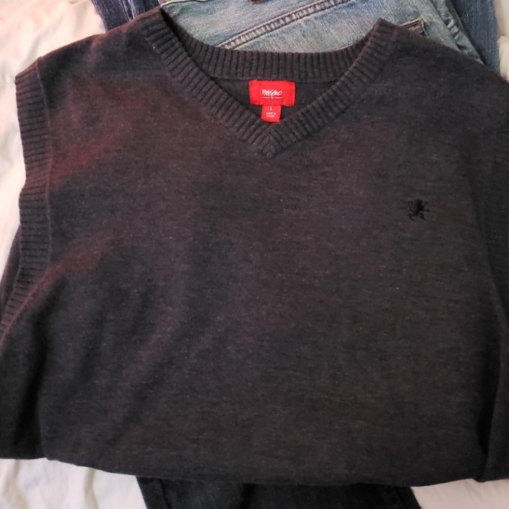 V-neck sweater vest - Picture 3 of 3